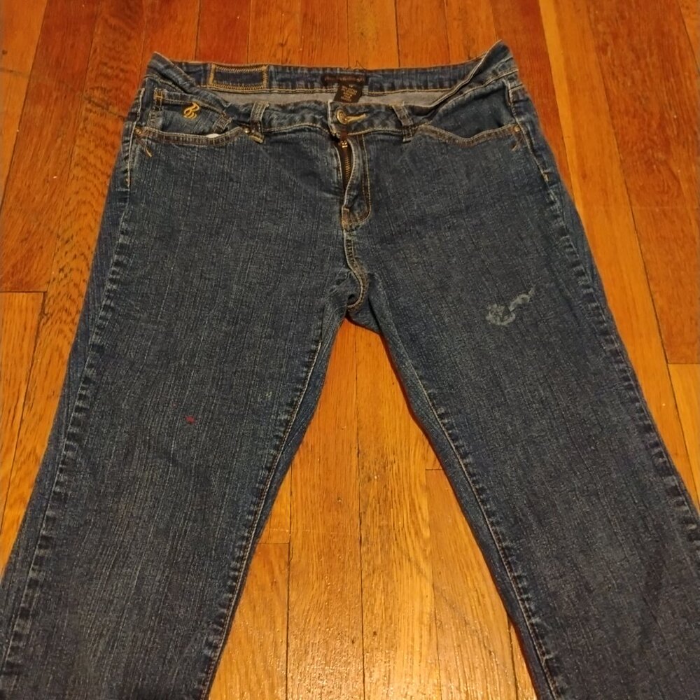 SOLD-Rocawear Capris💛 💚 - Picture 5 of 8